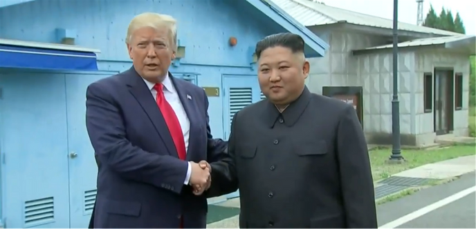 Donald Trump devient le premier président américain à franchir la frontière nord-coréenne après sa rencontre avec Kim Jong-un 1
