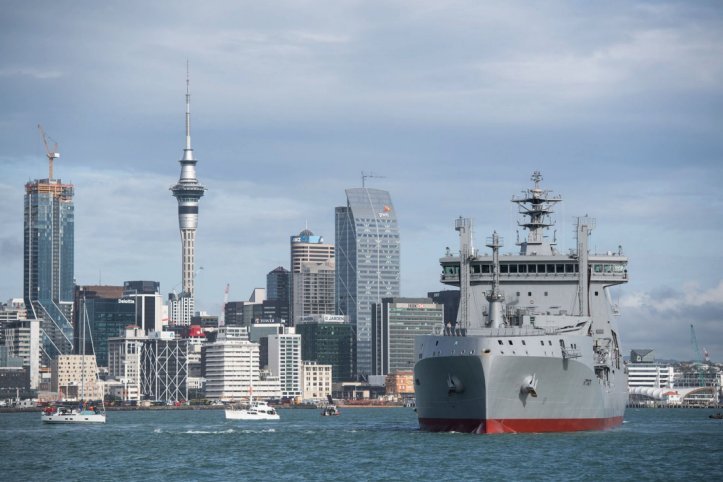 Le nouveau navire de soutien de flotte de RNZN arrive en Nouvelle-Zélande 1