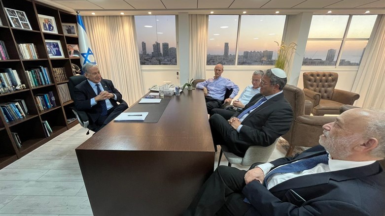 Le leader d'Otzma Yehudit obtient sa première photo officielle avec Benjamin Netanyahu lors des négociations de la coalition. 1