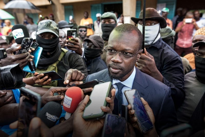 Sénégal: l'opposant Ousmane Sonko sorti de force de son véhicule et reconduit chez lui par des gendarmes 1