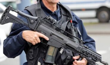 La France relève le niveau d’alerte, mobilise 7 000 soldats après le meurtre d’un enseignant lors d’une attaque terroriste