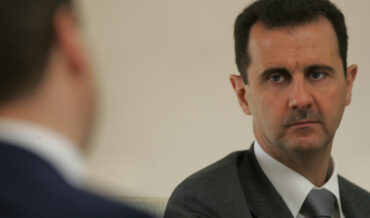 Mandats d’Arrêt Historiques : La Justice Française Cible le Président Syrien Assad et ses Collaborateurs pour les Attaques Chimiques de 2013